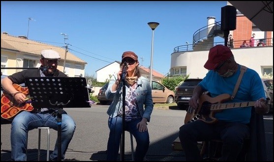 Le Bocal à zyk  chante pour les résidents