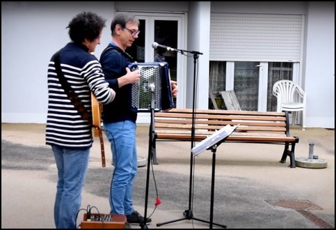 Daniel Cherdo et Gaël Kergadallan dans les jardins de l’Ehpad