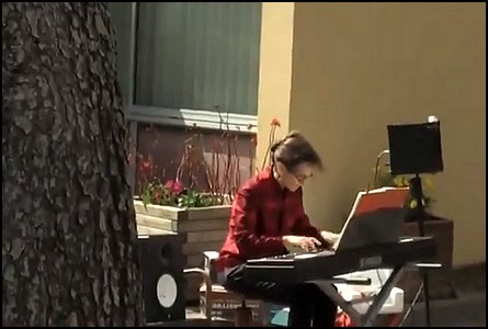 Claire Bossier au piano en exterieur pour confinement