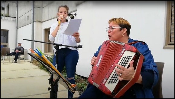 Cathy accordéoniste fait danser