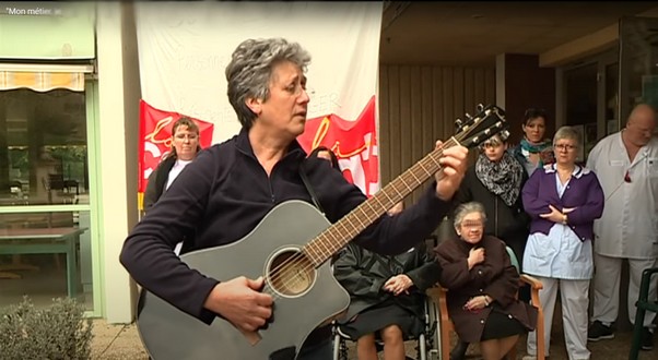 Claire Huguet et sa guitare